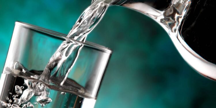 Qual a diferença entre se hidratar com água com gás e sem gás?