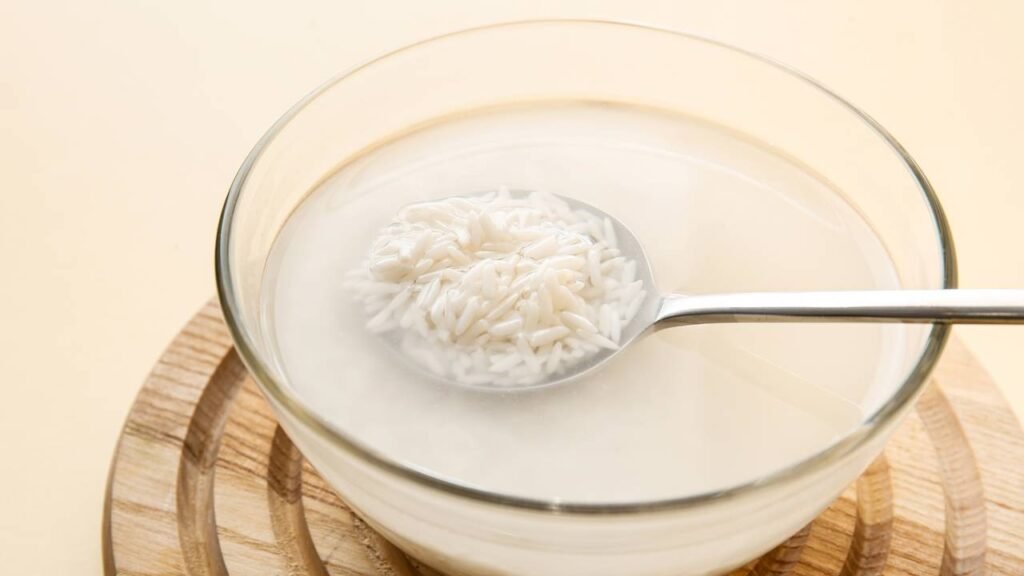 Não jogue a água do arroz fora, esse líquido vale mais que um sérum caro para sua pele