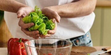 Essa hortaliça cresce sem sol direto e rende folhas frescas o ano inteiro