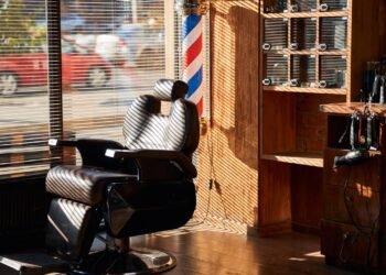 Já reparou nos postes que todas as barbearias têm de três cores na porta? Entenda a história por trás