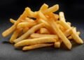 O truque dos chefs pra deixar a batata frita crocante por fora e macia por dentro