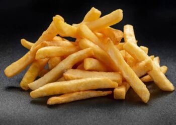 O truque dos chefs pra deixar a batata frita crocante por fora e macia por dentro