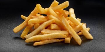 O truque dos chefs pra deixar a batata frita crocante por fora e macia por dentro