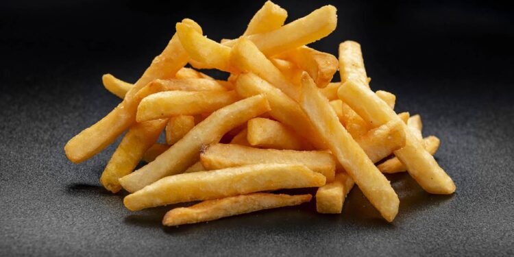 O truque dos chefs pra deixar a batata frita crocante por fora e macia por dentro