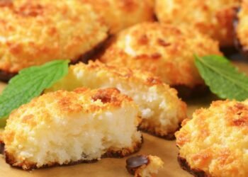 Como fazer biscoitos de coco sem farinha, com 4 ingredientes e em 15 minutos