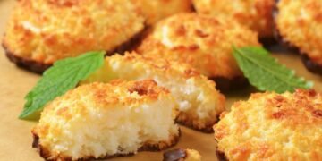 Como fazer biscoitos de coco sem farinha, com 4 ingredientes e em 15 minutos