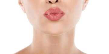 Pare de gastar com cosméticos caros e faça seu próprio esfoliante labial em casa