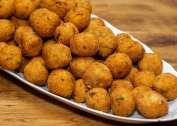 Como fazer bolinho de bacalhau perfeito em casa com ingredientes indispensáveis