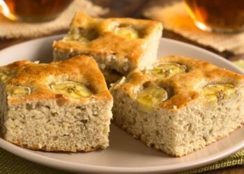 Que tal fazer um bolo de banana sem glúten em 10 minutos para o seu café da manhã