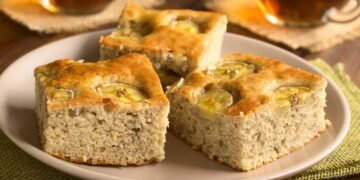 Que tal fazer um bolo de banana sem glúten em 10 minutos para o seu café da manhã
