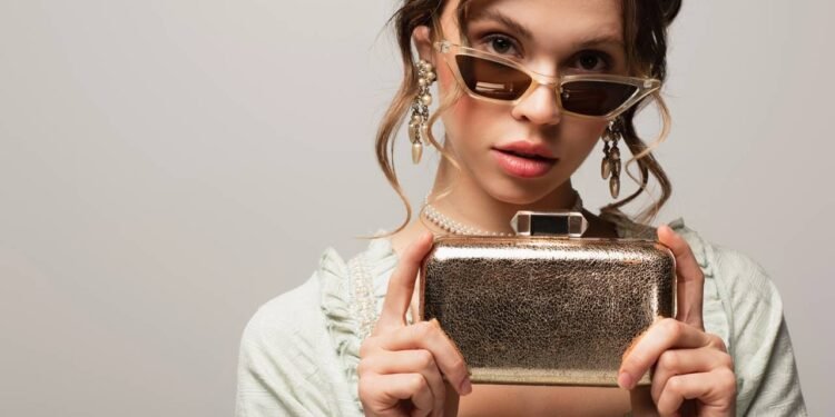 A bolsa clutche uni praticidade e sofisticação - Créditos: depositphotos.com / HayDmitriy