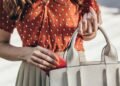 As bolsas que toda mulher acima de 50 anos precisa ter no guarda-roupa