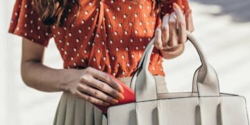 As bolsas que toda mulher acima de 50 anos precisa ter no guarda-roupa
