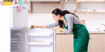 Como limpar sua geladeira por dentro e manter ela organizada no dia a dia