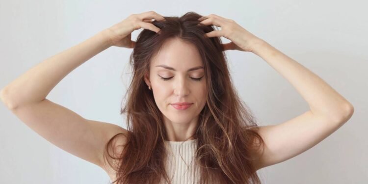 Certos hábitos rotineiros podem enfraquecer o cabelo gradualmente - Créditos: depositphotos.com / AnastasiiaZab