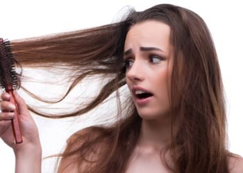 Transforme cabelos frágeis em fios resistentes com mudanças simples na rotina