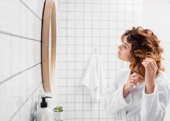 Como deixar cabelos ondulados definidos o dia todo sem pesar os fios