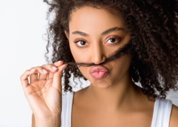 Cabelos finos e ressecados ganham vida com essa técnica usada nos salões