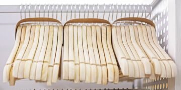 Peguei meus cabides de madeira, que não estava usando e os transformei em uma ideia muito original