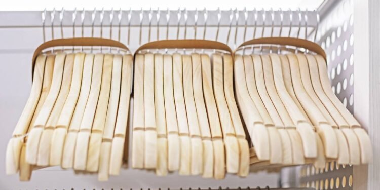 Cabides de madeira ganham nova vida com ideias criativas - Créditos: depositphotos.com / namak