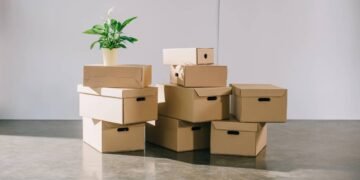 Se você tem caixas de papelão guardadas, não as jogue fora, faça essas ideias modernas para decorar neste Natal