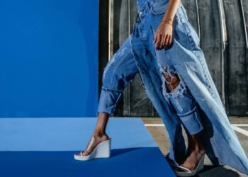 O jeans que lembra os anos 2000 e deixa o visual mais elegante