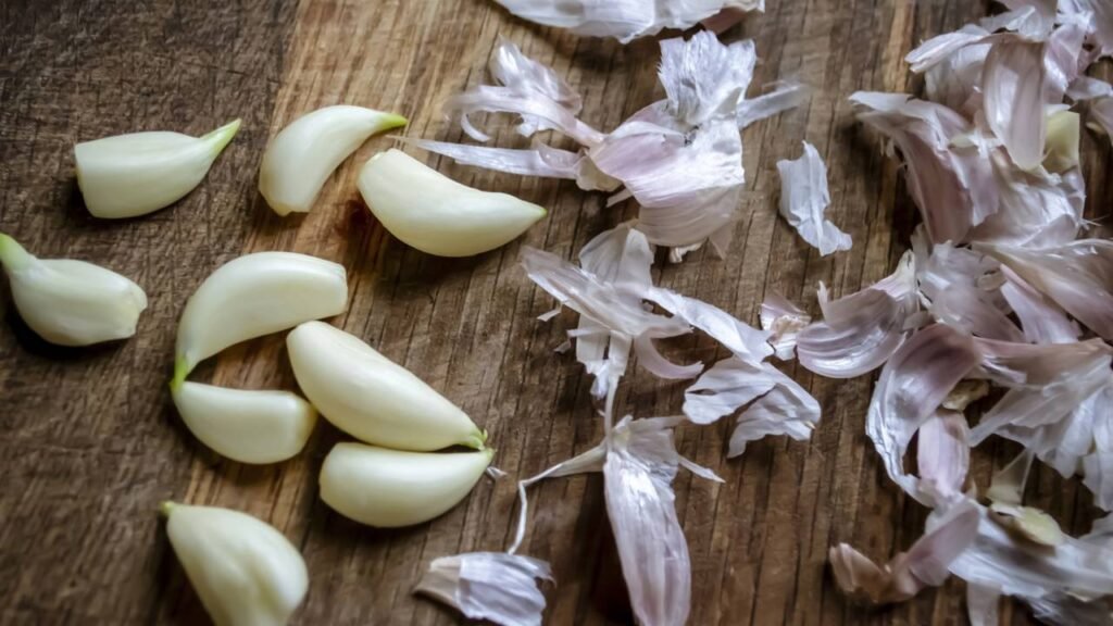 Esse uso simples da casca de alho protege e alimenta suas plantas ao mesmo tempo