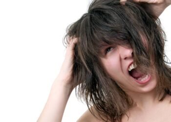 Como equilibrar a produção de sebo e evitar a caspa com um único produto poderoso