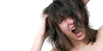 Como equilibrar a produção de sebo e evitar a caspa com um único produto poderoso