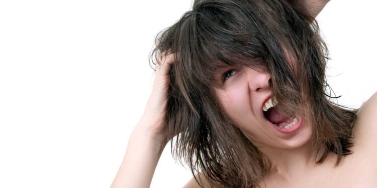 A caspa pode causar coceira e vermelhidão no couro - Créditos: depositphotos.com / toxawww