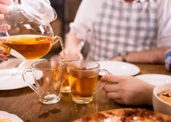 O chá de erva-cidreira ganhou popularidade ao longo do tempo por seus benefícios medicinais e agora é um aliado natural contra a inflamação