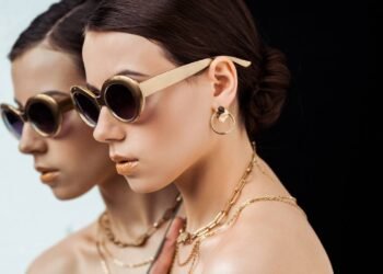 Acessórios que deixam qualquer look básico com cara de festa de fim de ano