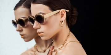 Acessórios que deixam qualquer look básico com cara de festa de fim de ano