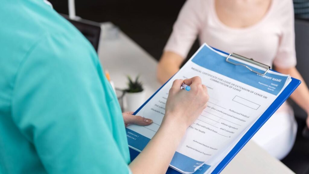 O auxílio-doença exige perícia e garante a renda e a segurança da casa