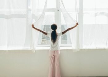 Cortinas pesadas estão fora de moda, a tendência é substituí-las por cortinas leves e que criem maior amplitude