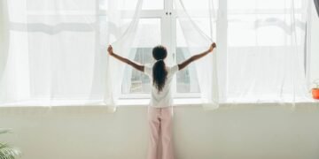 Cortinas pesadas estão fora de moda, a tendência é substituí-las por cortinas leves e que criem maior amplitude