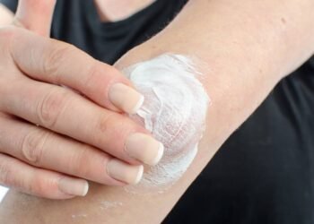 Como ter a pele dos joelhos e cotovelos macia e claras