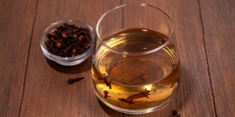 Além de atuar na saúde bucal, o cravo-da-índia é tradicionalmente usado para melhorar a digestão e aliviar dores abdominais - Créditos: depositphotos.com / unixx.0.gmail.com