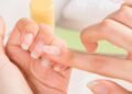 Aprenda a tirar cutículas em casa igual uma manicure profissional
