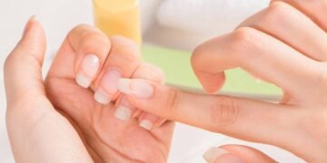 Aprenda a tirar cutículas em casa igual uma manicure profissional