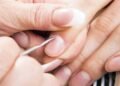 Aprenda a tirar cutículas em casa igual uma manicure profissional