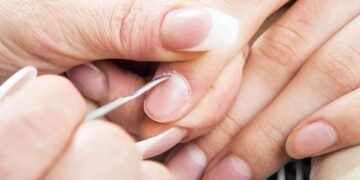 Aprenda a tirar cutículas em casa igual uma manicure profissional