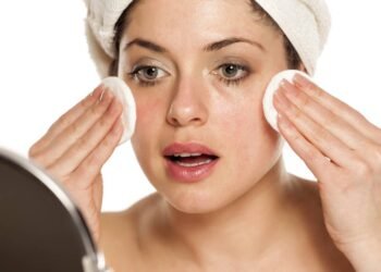 O demaquilante suave que remove maquiagem e trata a pele ao mesmo tempo