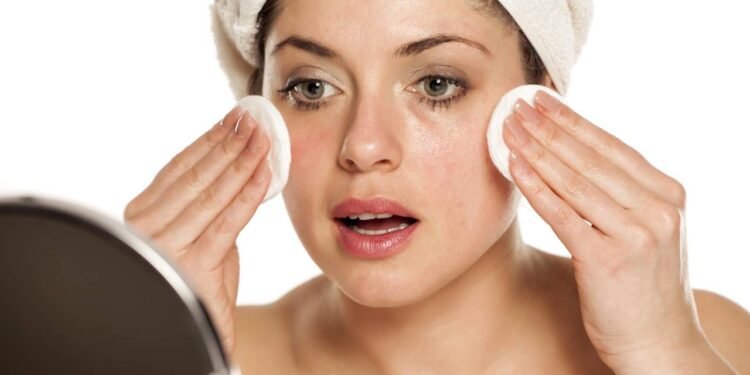 Removedor de maquiagem e hidratante - Créditos: depositphotos.com / VGeorgiev