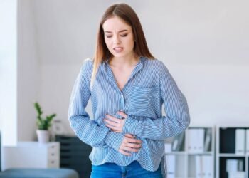 O chá adocicado para aliviar cólicas e o inchaço abdominal segundo especialistas