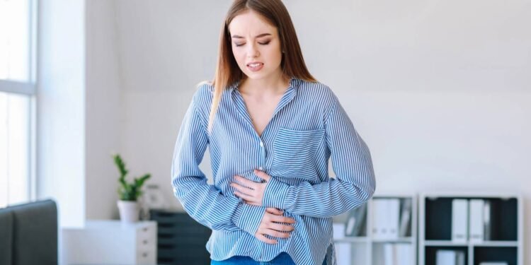 O chá de erva-doce é tradicionalmente usado para aliviar cólicas abdominais - Créditos: depositphotos.com / serezniy