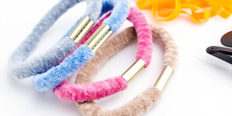 Como transformar elásticos de cabelo em travas de segurança - Créditos: depositphotos.com / mrsiraphol