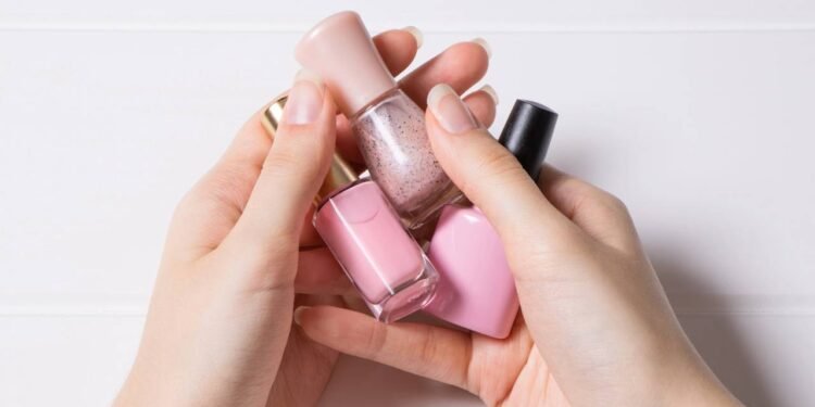 O tom de esmalte que combina com bronzeado e realça a feminilidade