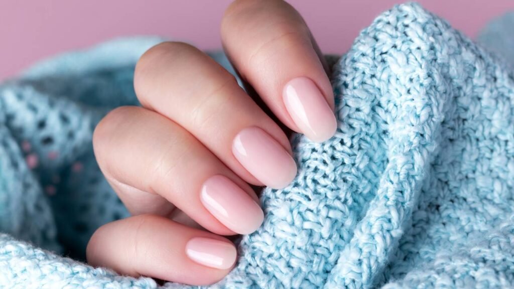 O tom de esmalte que combina com bronzeado e realça a feminilidade