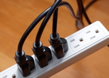 Você esconde sua extensão de tomada para parecer mais bonito? Saiba os riscos que isso pode causar